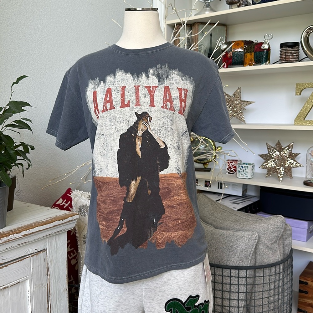 Aaliyah T-shirt NWT - Picture 1 of 4
